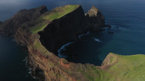 toma de un dron de un acantilado muy delgado y estrecho en madeira