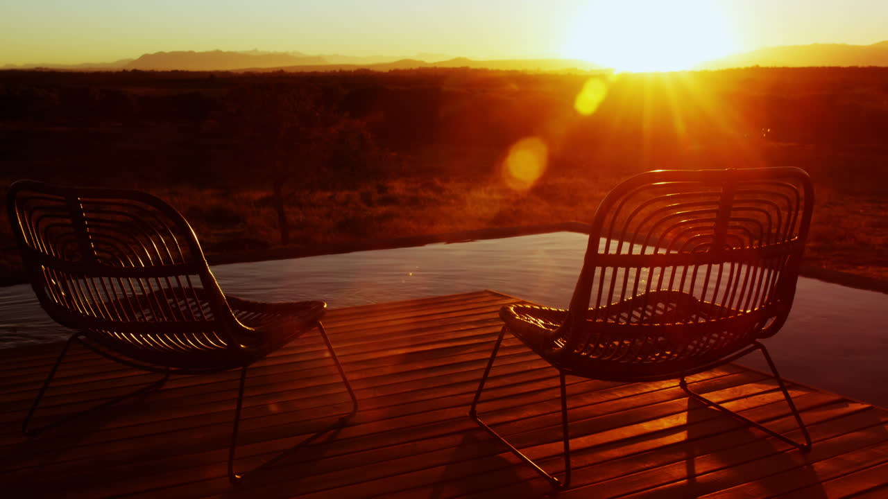 농장 4k의 베란다에 의자