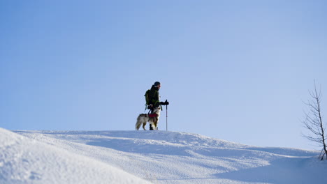 Mujer-Con-Su-Perro-Fiel-En-La-Cima-De-Una-Montaña-Durante-El-Viaje-De-Senderismo-De-Invierno