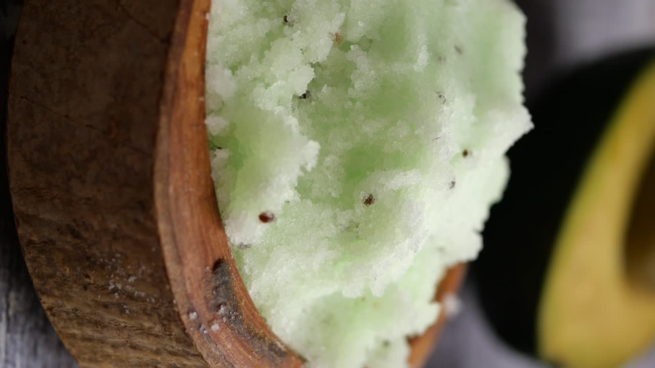 Primo piano di scrub naturale per il corpo verde all'avocado