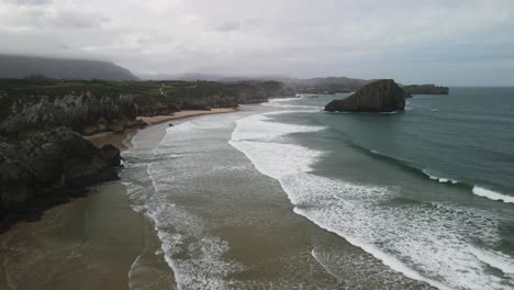 las olas del océano rodando en la costa de canabria línea de costa playa vista aérea