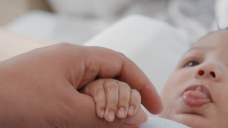 Nahaufnahme-Der-Mutter,-Die-Die-Hand-Des-Babys-Hält-Und-Die-Finger-Berührt.-Mutter-Pflegt-Neugeborene-Und-Kümmert-Sich-Zu-Hause-Um-Das-Kind.-Mutterschaftsliebe-4k