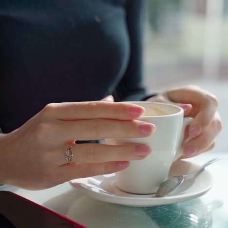 mujer bebiendo una taza de café