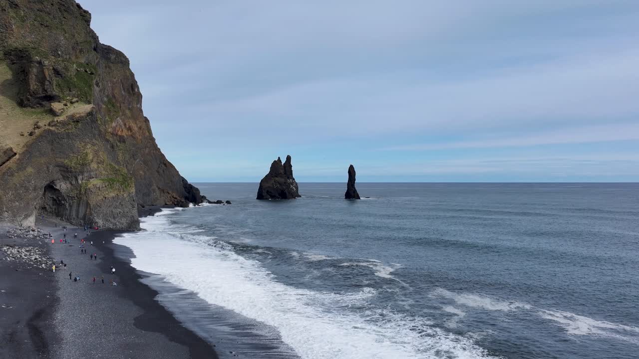 el esplendor de la naturaleza está en plena exhibición, como la grandeza de la montaña, la tranquilidad de la playa, la playa de arena negra