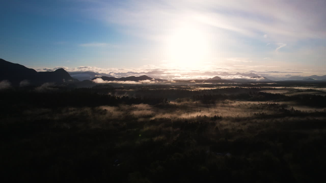 amanecer sobre el antiguo bosque lluvioso brumoso área silvestre en tofino, amanecer aéreo