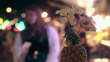 Decoración-De-Mesa-Con-Flores-Contra-El-Mercado-Oriental-Borroso