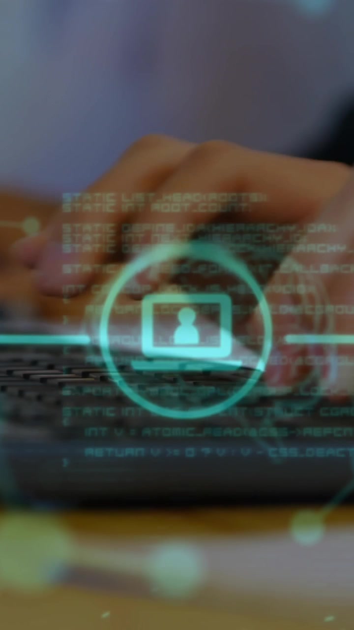Animación de procesamiento de datos e iconos sobre un empresario caucásico usando una computadora en la oficina.