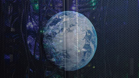 animación de un globo giratorio sobre el panel trasero iluminado del rack del servidor en la sala del servidor