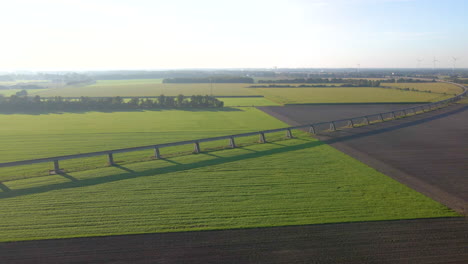 Vista-Aérea-En-La-Pista-De-Prueba-Transrapid-De-Emsland-En-La-Ciudad-De-Lathen,-Alemania---Disparo-De-Drones