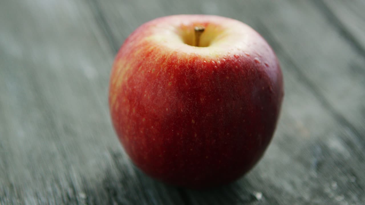 木製の机の上の熟した赤いリンゴ