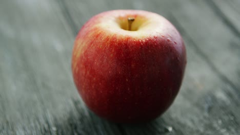 manzana roja madura en un escritorio de madera