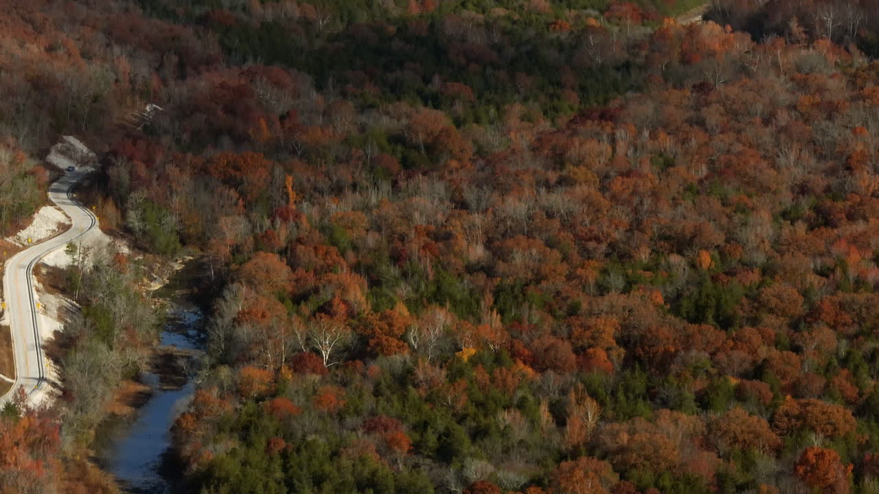vista aérea de un colorido bosque de otoño cerca de arkansas, ee.uu. - fotografía de un dron