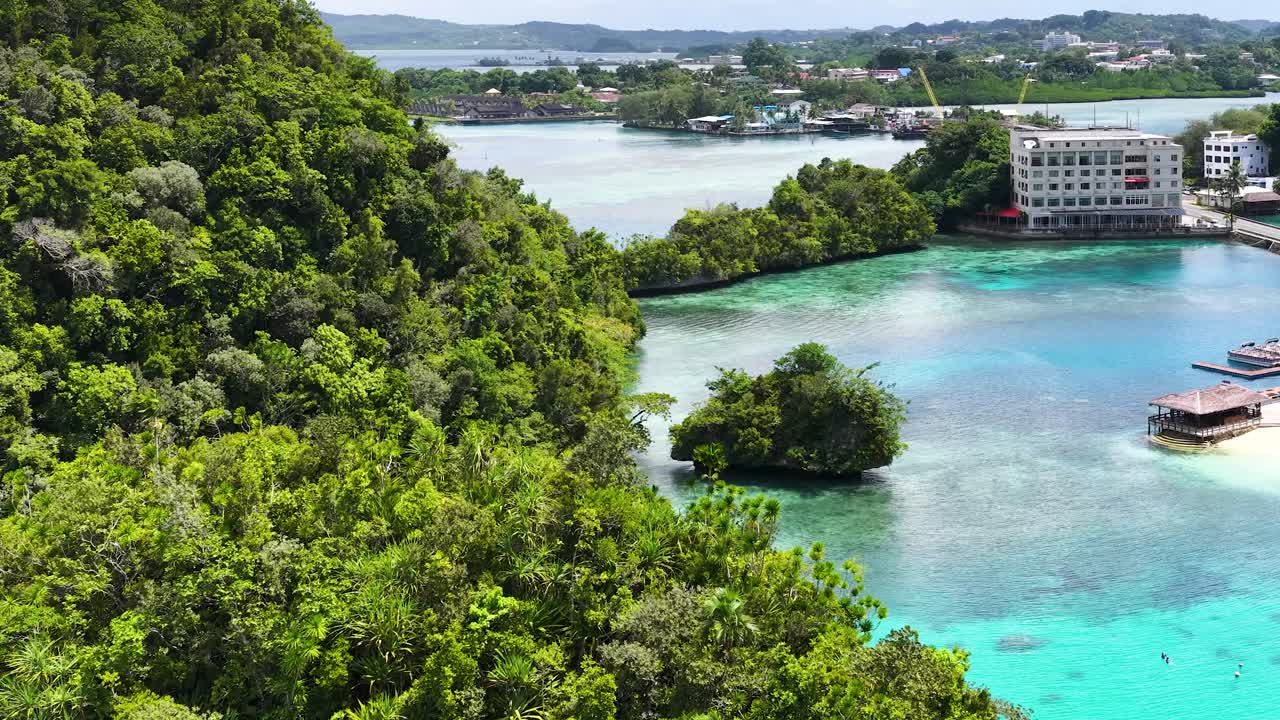 Riprese con drone catturano isole calcaree di un verde lussureggiante e acque limpide e turchesi della laguna nella soleggiata Palau.