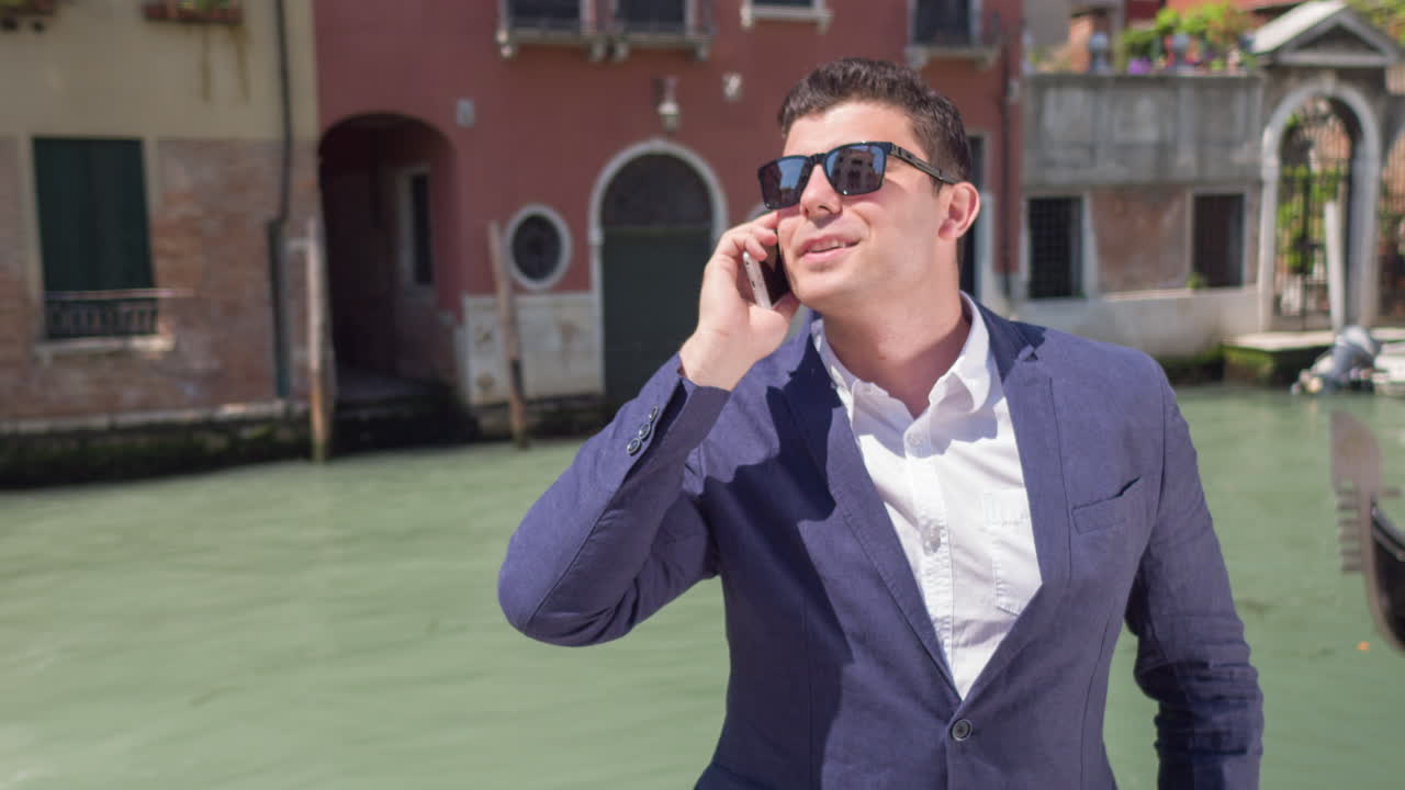 베네치아에서 전화 통화 중인 사업가