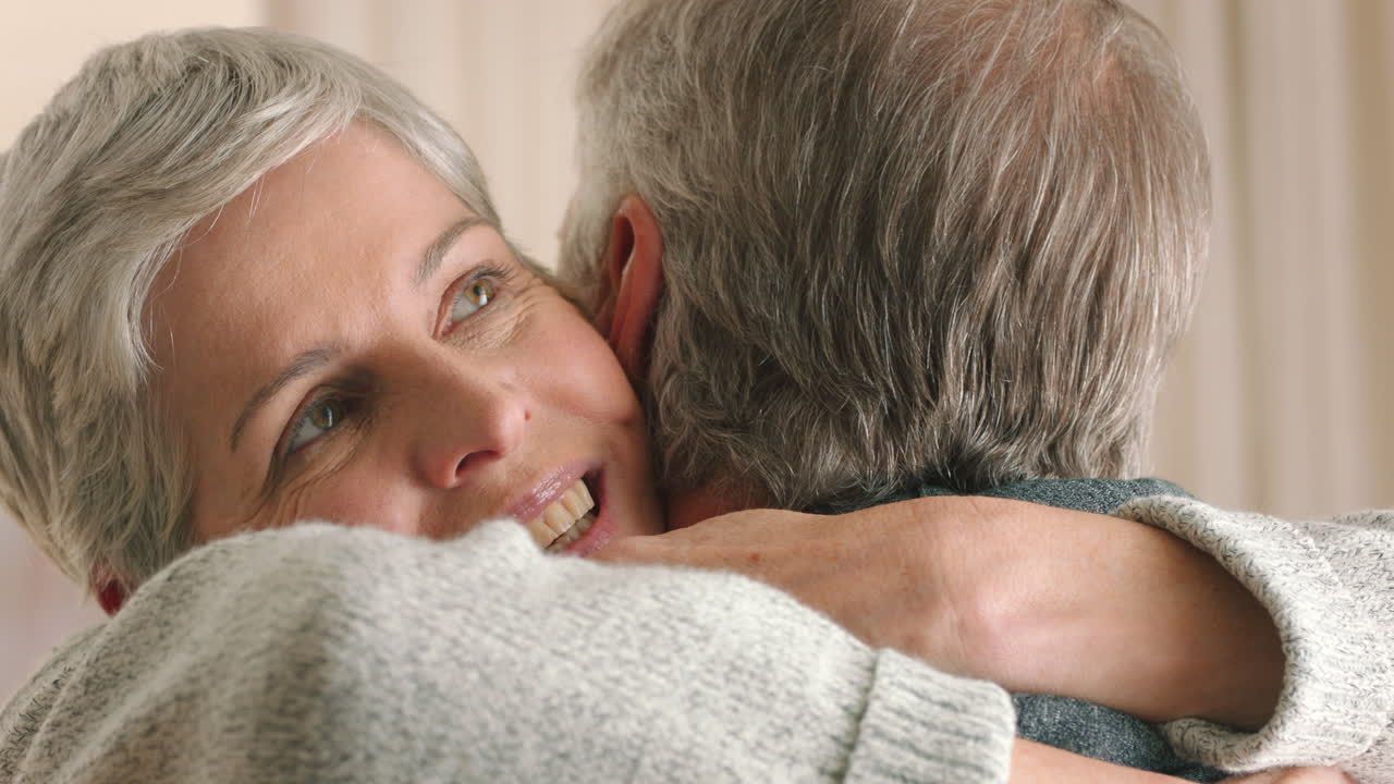 amor, pareja y cara con una mujer mayor abrazada