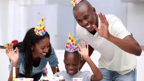 Familie-Winkt-Hallo-Auf-Einer-Party