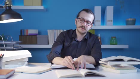 Retrato-De-Un-Joven-Historiador-Leyendo-El-Libro-Sobre-La-Edad-Media.