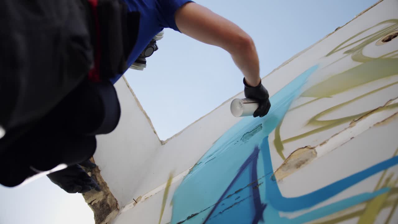 artista de graffiti pintando con spray de aerosol 4k