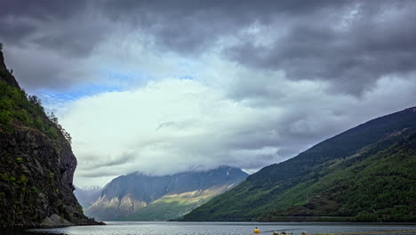 Spektakuläre-Aussicht-Auf-Die-Berge-Und-Ruhiges-Talwasser-Unter-Dem-Düsteren-Himmel