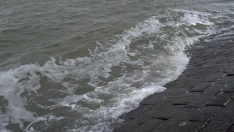 Flut-Schwappt-Gegen-Die-Verteidigungsanlagen-Des-Meeres.-Wattenmeer.-Niederlande