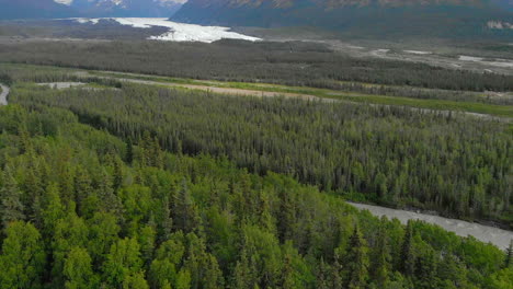 摩塔努斯卡河 (matanuska river) 的泥<unk>,在阿拉斯加森林中的山脉中空露出