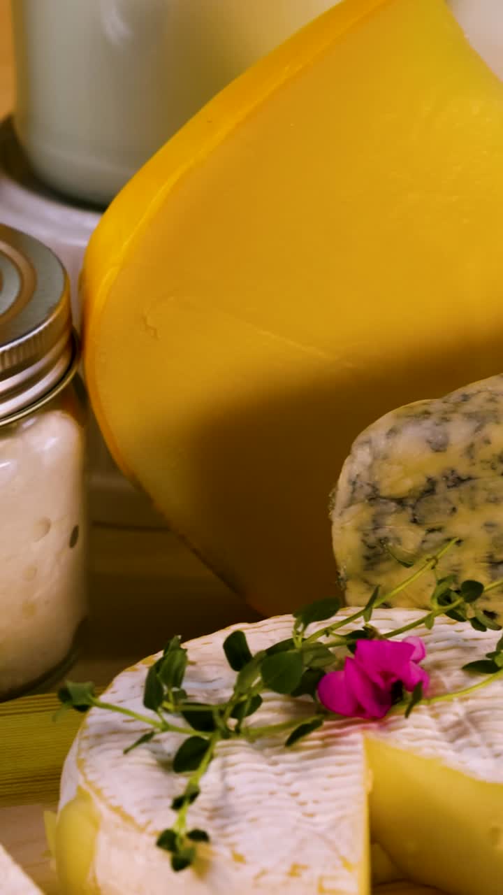 varios productos lácteos dispuestos en una superficie de madera