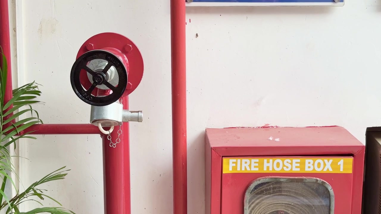 Sistema antincendio installato nei locali dell'edificio commerciale con bocca d'idrante e cassetta porta manichetta antincendio.