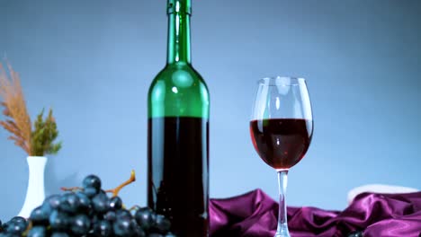 el vaso de vino se rompe y la bebida alcohólica favorita se salpica por todas partes