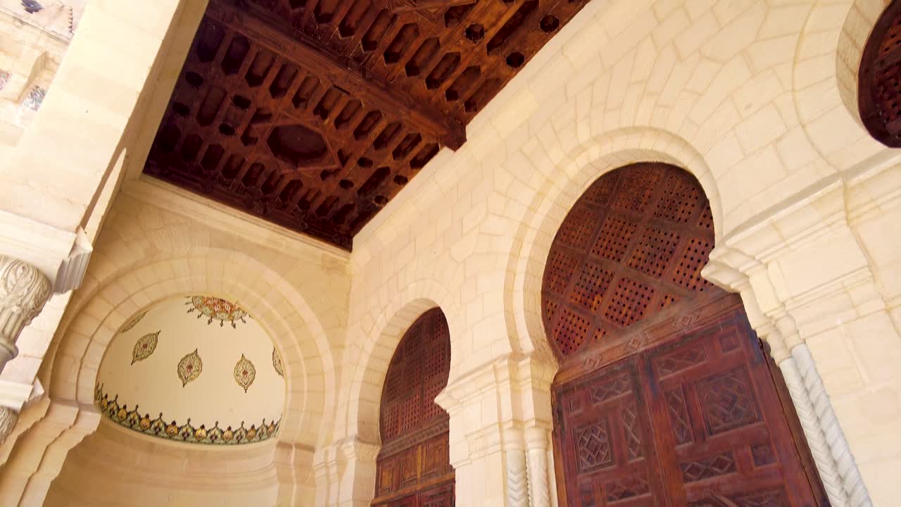 la entrada de la mezquita ketchaoua con la puerta de madera tallada