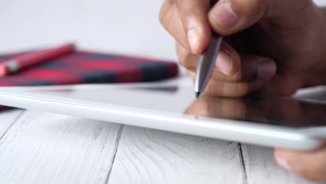persona que utiliza una tableta con un lápiz