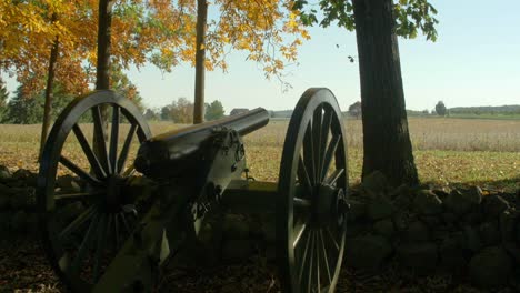 Rückansicht-Einer-Alten-Kanone-Mit-Herbstlichen-Bäumen