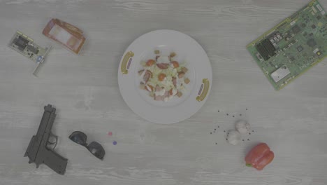 preparando una ensalada césar con accesorios inusuales
