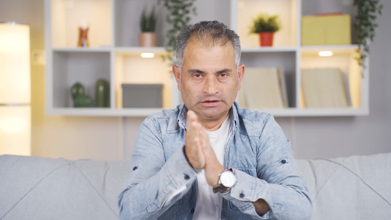 hombre frío y tembloroso.