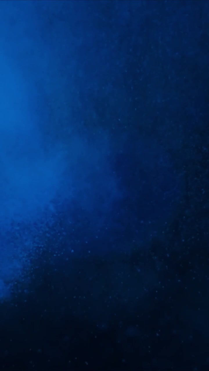 Fascio di luce blu astratto con particelle di polvere fluttuanti