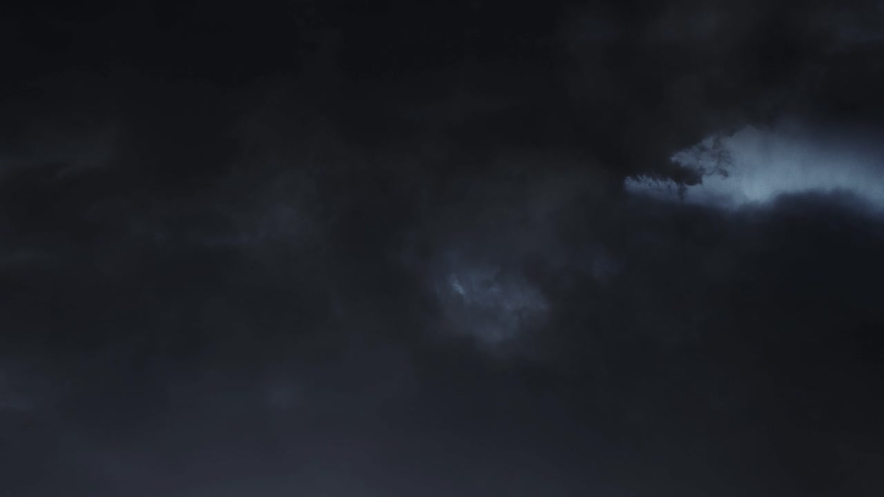 Lampi luminosi in una tempesta notturna 4k