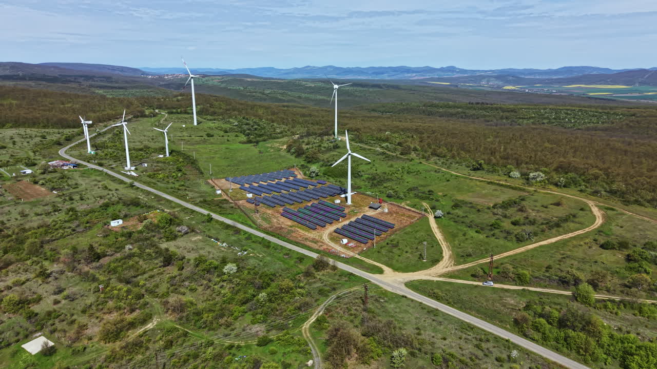 Projeto de energia renovável com painéis solares e turbinas eólicas em uma área rural durante o dia