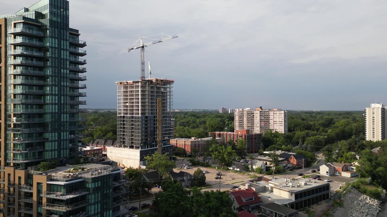 disparo superior de algunos edificios y sitio de construcción del centro de la ciudad