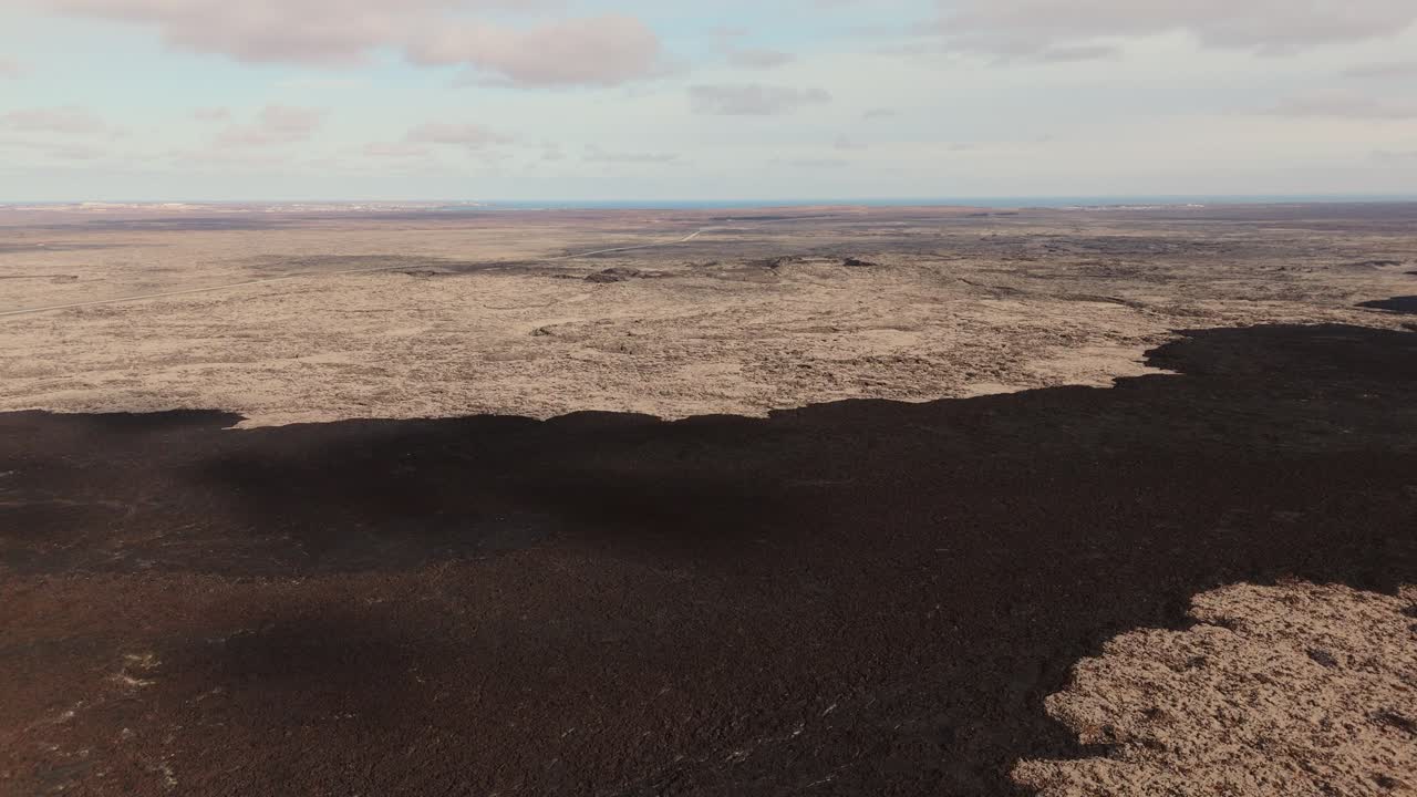 un desértico e inhóspito paisaje de rocas volcánicas, una interminable llanura vacía