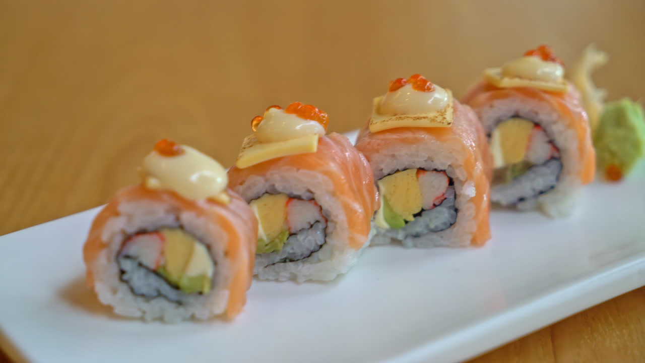Laksesushi-rulle med ost på toppen - japansk madstil