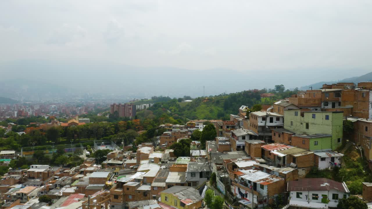 drone revela casas en comuna 13, medellin, colombia