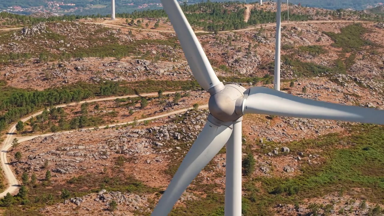 Vista elevada e aproximada do rotor e das pás de uma turbina eólica