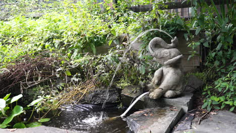 Fuente-De-Piedra-Con-Estatua-En-Forma-De-Elefante-Con-Trompa-Levantada