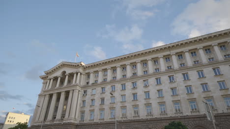 Zeitraffer-Des-Gebäudes-Der-Präsidentschaft-Von-Bulgarien-Mit-Blauem-Himmel-Und-Schönen-Sich-Bewegenden-Wolken