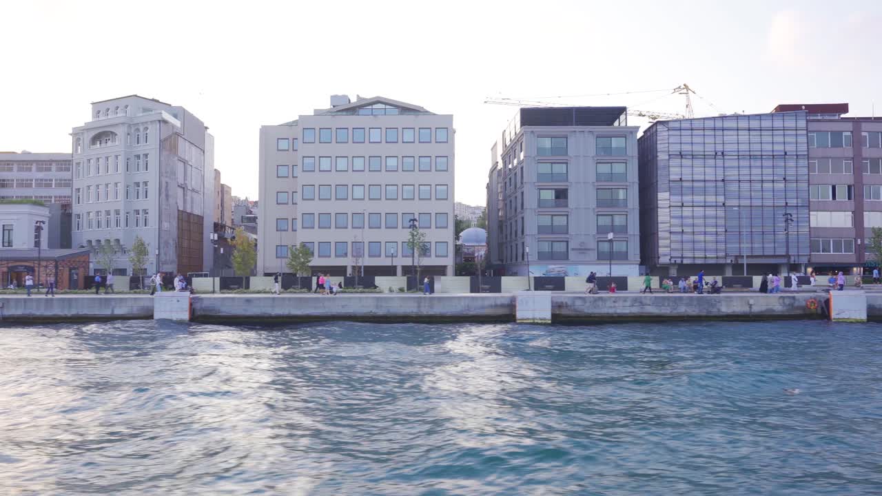 바다에 있는 페리에 있는 젊은이.