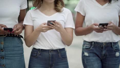 disparo recortado de amigos con teléfonos modernos