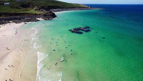 Touristen-Genießen-Im-Sommer-Den-Strand-Von-Porthmeor-In-St.-Ives