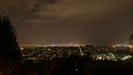 Vista-Nocturna-Escénica-Del-Centro-De-Vancouver-Desde-La-Montaña-Burnaby-En-Columbia-Británica,-Canadá---Lapso-De-Tiempo,-Plano-General