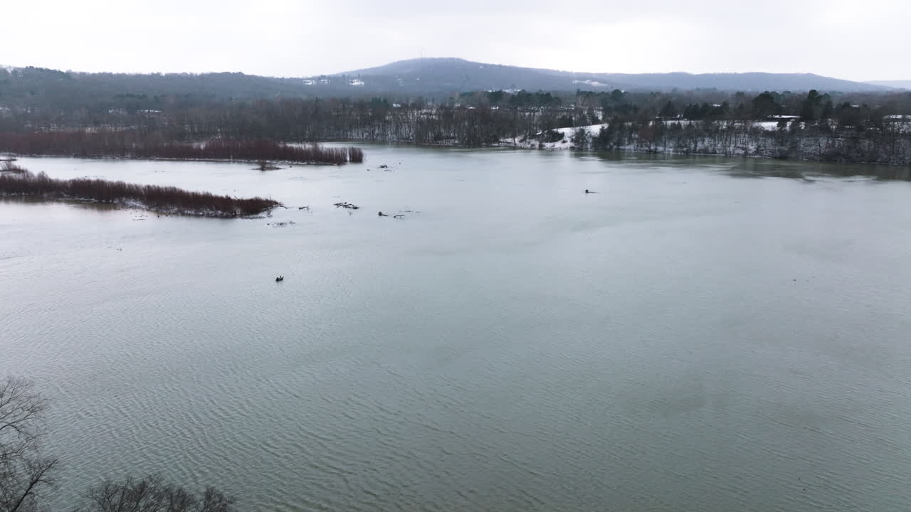 아칸소 주 에 있는 시쿠아야 호수 의 평온 한 물 들 - 겨울 에 - 공중 에서 찍은 사진