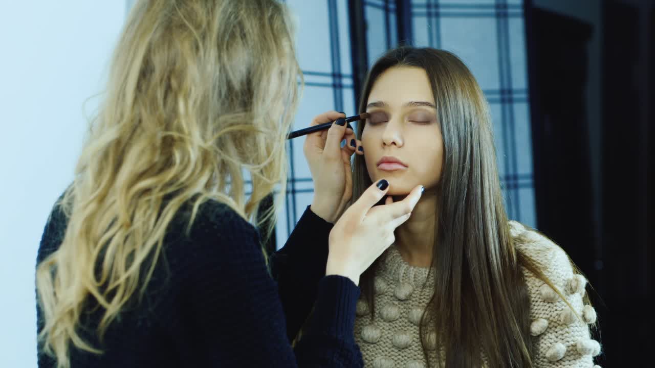 maquillaje de mujer joven maquilladora en un estudio 1