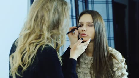 Make-up-Der-Make-up-Künstlerin-Der-Jungen-Frau-In-Einem-Studio-1